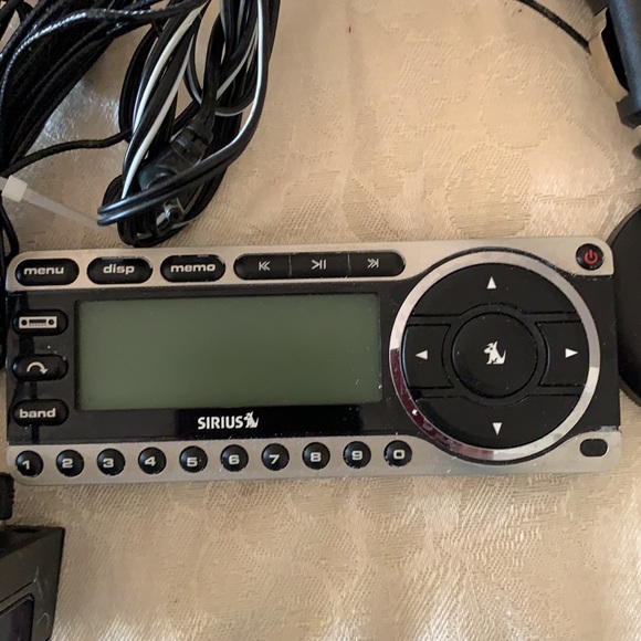 Radio w/Swivel Suction Cup /plug in charger - Picture 4 of 11